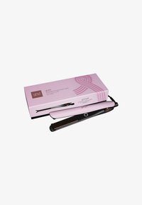 GHD Gold Haarglätter in Pink und Schwarz, mit elegantem Design, breiten Platten und abgerundetem Gehäuse. Die Verpackung enthält ein pinkes Banddesign.