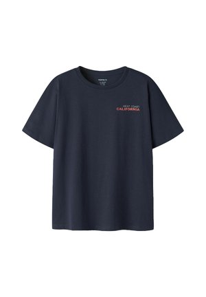 T-shirt à manches courtes bleu marine avec col rond, avec le texte "West Coast California" imprimé en rouge et blanc sur le haut à gauche de la poitrine.