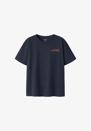 T-shirt à manches courtes bleu marine avec col rond, avec le texte "West Coast California" imprimé en rouge et blanc sur le haut à gauche de la poitrine.