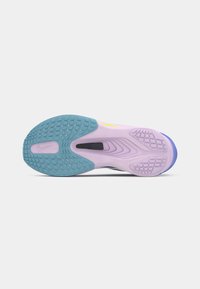 Suela de zapatilla morada y azul con patrones de agarre texturizados, que presenta una base de morado claro, acentos en verde azulado y un detalle de Flyplate visible.