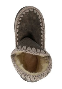 Stivale in suede marrone con esterno testurizzato, cima circolare, foderato in pelliccia sintetica e dettagli intrecciati attorno all'apertura.