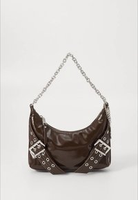 Bolso de mano de charol marrón con forma curva, correa de cadena plateada, dos correas negras con recortes circulares y cierre de cremallera.