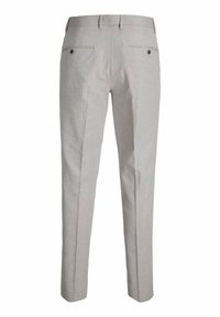 Pantaloni da donna grigi chiaro su misura con tasche a filetto con bottone sul retro e passanti per cintura, mostrati da dietro su uno sfondo bianco uniforme.
