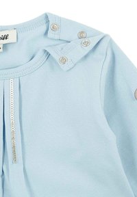 Helles blaues Babyshirt mit Druckknöpfen an der Schulter und dekorativer Faltenlegung mit Pailletten vorne.