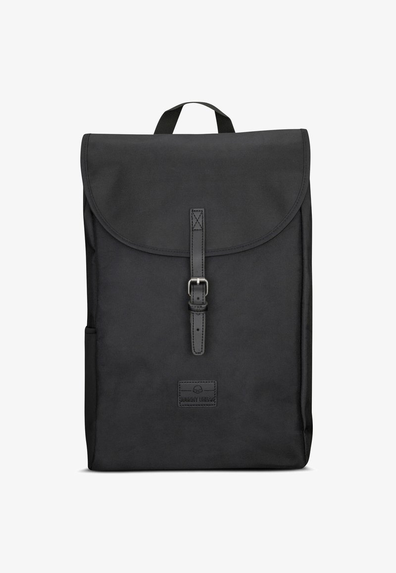 Fekete hátizsák, fedéllel, elülső csattal, oldalzsebbel és texturált anyaggal. Az alján logó folt található.