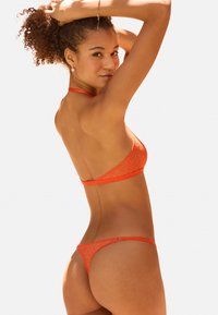 Vivance String - manderine