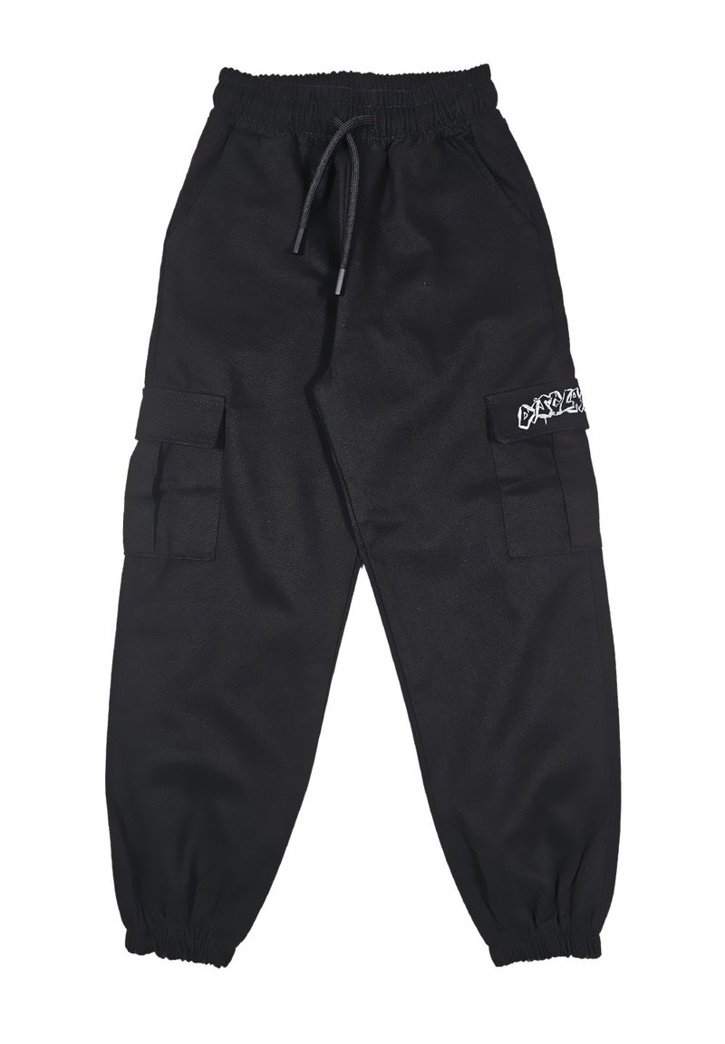 Pantaloni cargo neri con vita elastica, coulisse regolabile, tasche laterali cargo e toppa logo bianca sulla gamba sinistra. Tessuto resistente.