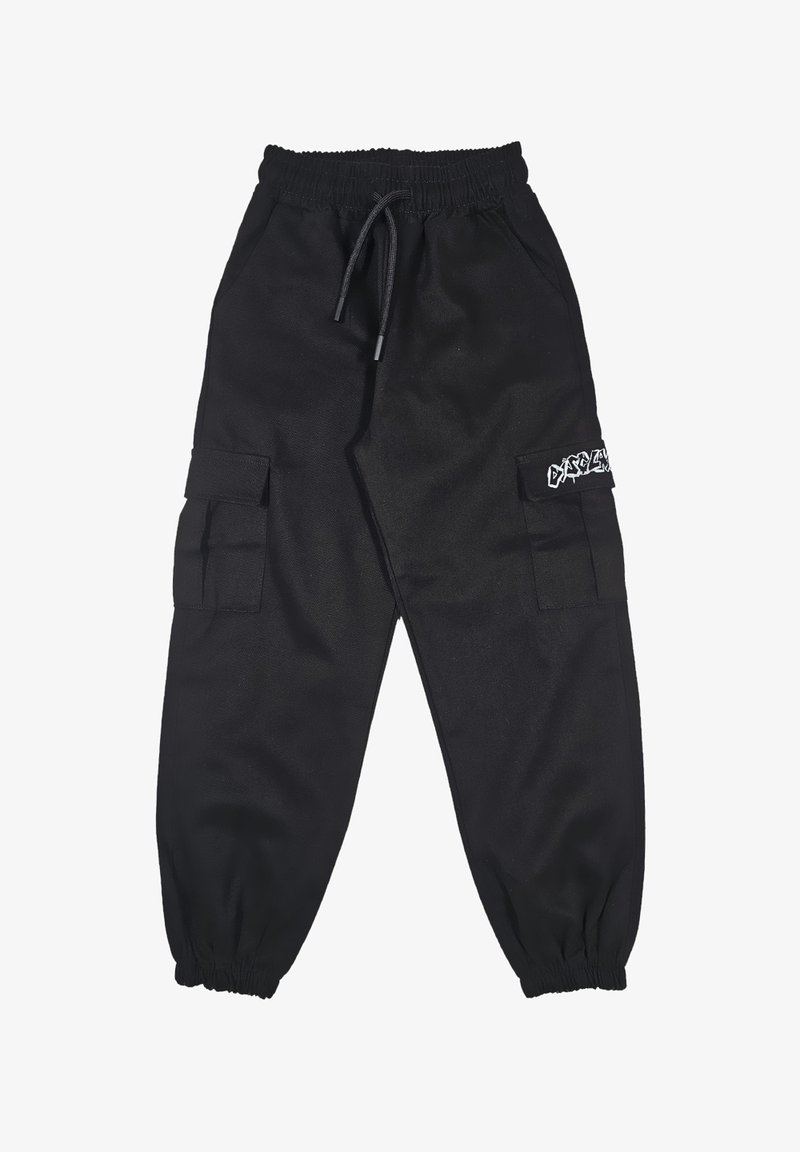 Pantaloni cargo neri con vita elastica, coulisse regolabile, tasche laterali cargo e toppa logo bianca sulla gamba sinistra. Tessuto resistente.