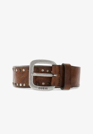 Ceinture en cuir marron avec des clous argentés et une boucle argentée gravée du nom de la marque "GUESS", posée à plat sur un fond blanc.