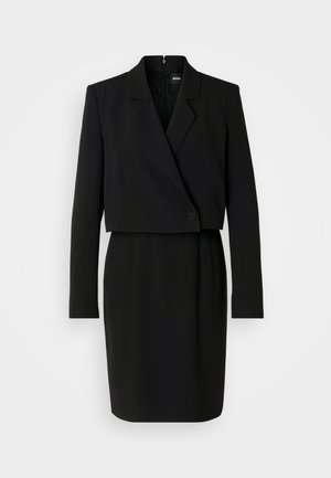 Vestido blazer preto ajustado com silhueta justa, gola com lapela, fecho de um botão e mangas longas. Textura de tecido suave.