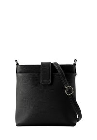 Schwarze Leder-Crossbody-Tasche mit strukturiertem Finish, einem einzelnen Riemen, magnetischem Klappverschluss und kontrastierenden Nähten an den Kanten.