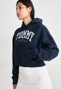 Tommy Jeans VARSITY HOODIE - Felpa - dark night navy