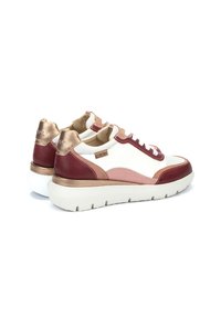 Baskets blanches et bordeaux avec des accents en rose doré, en cuir et en textile, panneaux latéraux texturés et une semelle épaisse blanche.