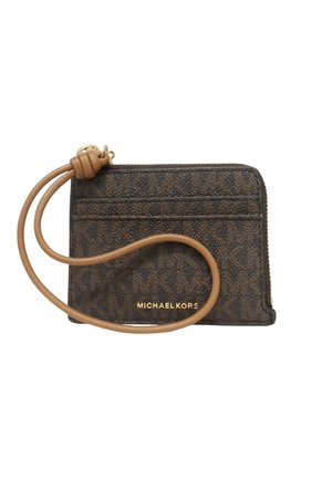 Wristlet marrone Michael Kors con motivo a logo ripetuto, cerniera dorata e tracolla marrone chiaro staccabile annodata davanti.