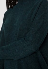 Vero Moda Petite Strickpullover - green