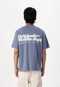 Jack & Jones JORVERMONT WASH  - Trükipildiga T-särk - nightshadow blue