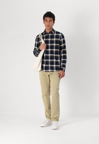 Tommy Jeans RYAN - Trousers - relic tan