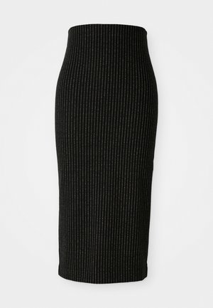 Falda lápiz negra con estampado de rayas verticales blancas, textura acanalada, cinturilla alta y diseño a la altura de la rodilla. Sin cremalleras ni accesorios visibles.