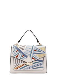 Witte leren handtas met geometrische patronen in blauw, grijs, rood en geel. Voorzien van een driehoekige metalen sluiting en een handvat aan de bovenkant.