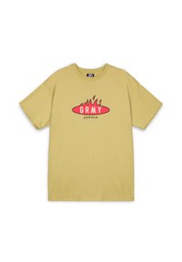 Camiseta de algodón amarilla con mangas cortas, que presenta un gráfico ovalado rojo central con "GRMY" y acentos de llamas. Textura suave, ajuste casual.