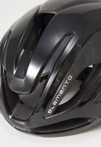 Casco da ciclismo nero con finitura lucida, dotato di prese d'aria aerodinamiche, interno testurizzato e branding "elemento" sul lato.