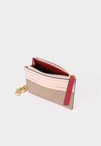 Lærreim lommebok i beige og rosa, med teksturert design, gullglidelås og rød aksent. Har en avtagbar kjede for allsidighet.