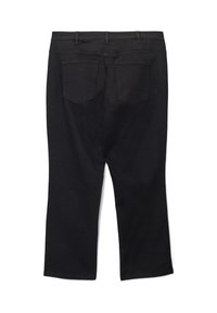 Zwarte denim broek met een rechte snit, voorzien van twee achterzakken en een tailleband met lussen voor een riem. De stof heeft een gladde textuur.