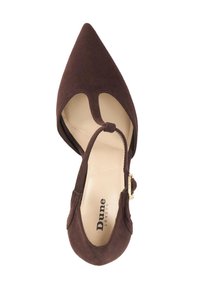 Chaussure en suède marron à bout pointu avec une bride au niveau de la cheville et un détail de boucle. Doublure intérieure lisse, arborant le logo de la marque sur la semelle.