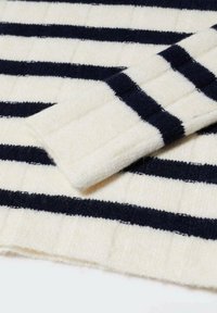 Sweter w paski w kolorach granatowym i kremowym, wykonany z miękkiego materiału o fakturze, z podwiniętym mankietem i wzorem dzianiny.