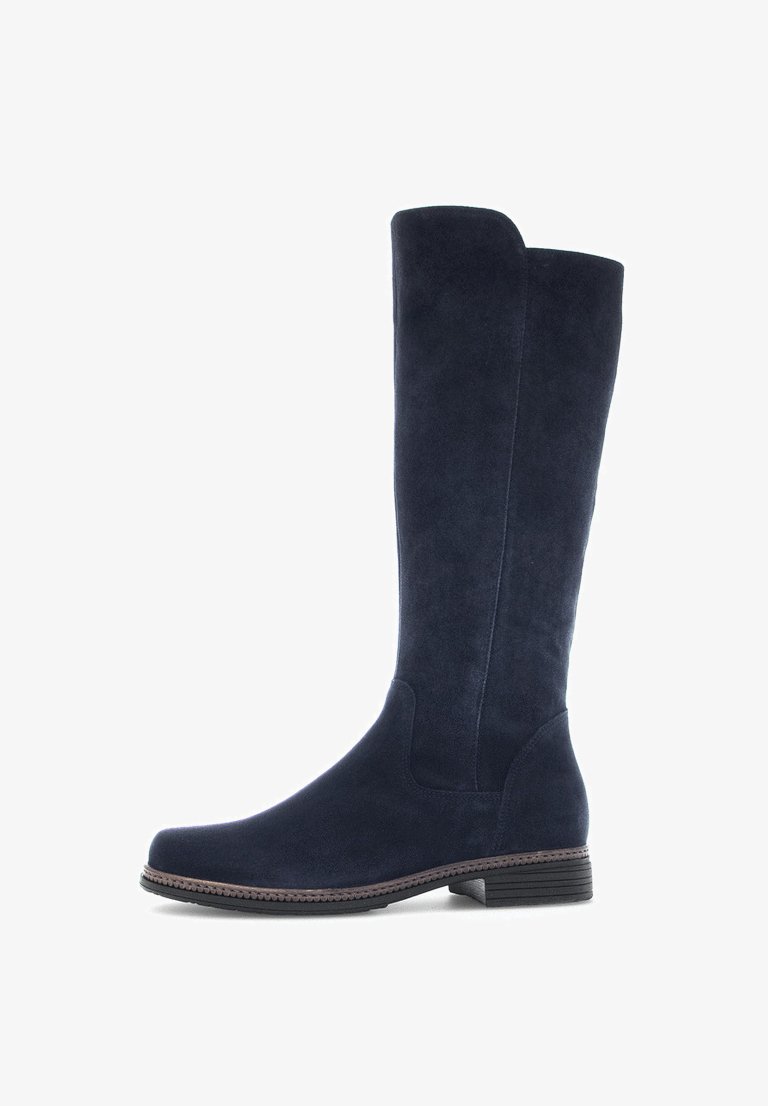 Botki z zamszu w kolorze granatowym, sięgające do kolan, o gładkiej fakturze, okrągłym nosku i niskim, warstwowanym obcasie. Widoczne szwy boczne nadają elegancki kształt.