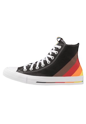 Czarny wysokopodbity sneaker z białymi sznurowadłami i diagonalnymi paskami w kolorze brązowym, czerwonym, pomarańczowym i żółtym na boku i podeszwie.