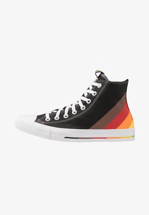 Czarny wysokopodbity sneaker z białymi sznurowadłami i diagonalnymi paskami w kolorze brązowym, czerwonym, pomarańczowym i żółtym na boku i podeszwie.