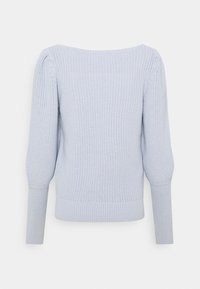 Pull tricoté bleu clair avec un large décolleté, des manches bouffantes, et des poignets et une ceinture côtelés. Présente un motif texturé sur toute la surface.