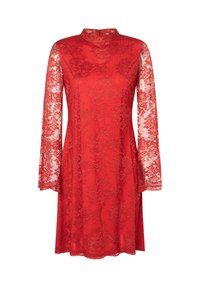 Robe en dentelle rouge avec de longues manches en dentelle et un col haut. Présente des motifs floraux et un ourlet festonné, fabriquée à partir d'un tissu en dentelle complexe.