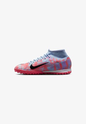 Le scarpe sportive Nike presentano una tomaia decorata con motivi blu e rosa, un logo nero e una suola rosa texturizzata. Design alla caviglia per una maggiore stabilità.