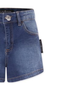 Shorts en denim dans un bleu moyen, avec un bouton à l'avant, cinq poches et un ourlet surpiqué. Une étiquette noire avec "RICHMOND" est visible.
