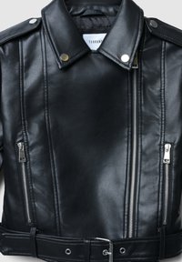 Giacca da moto in pelle nera con vita cintata, zip argento, bottoni a pressione e colletto strutturato. Tessuto morbido e design aderente.