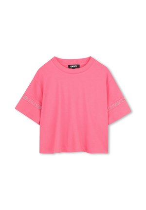 T-shirt court rose vif avec manches courtes et détail de ruban logo DKNY sur chaque manche et à l'intérieur du col.