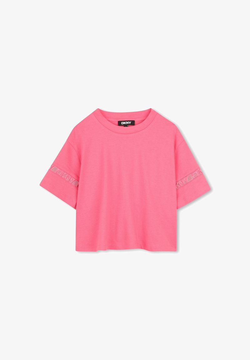 T-shirt court rose vif avec manches courtes et détail de ruban logo DKNY sur chaque manche et à l'intérieur du col.