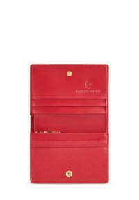 Czerwony skórzany portfel z sześcioma miejscami na karty i zamykanym schowkiem. Posiada złote zapięcie na zatrzask oraz wytłoczone logo. Gładka tekstura.