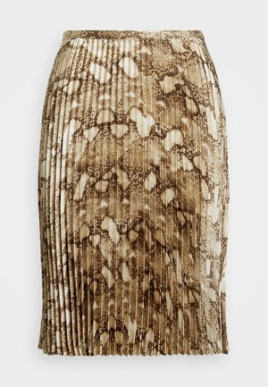 Plisowana spódnica midi z brązowo-beżowym wzorem wężowej skóry i dopasowanym paskiem w talii na białym tle.