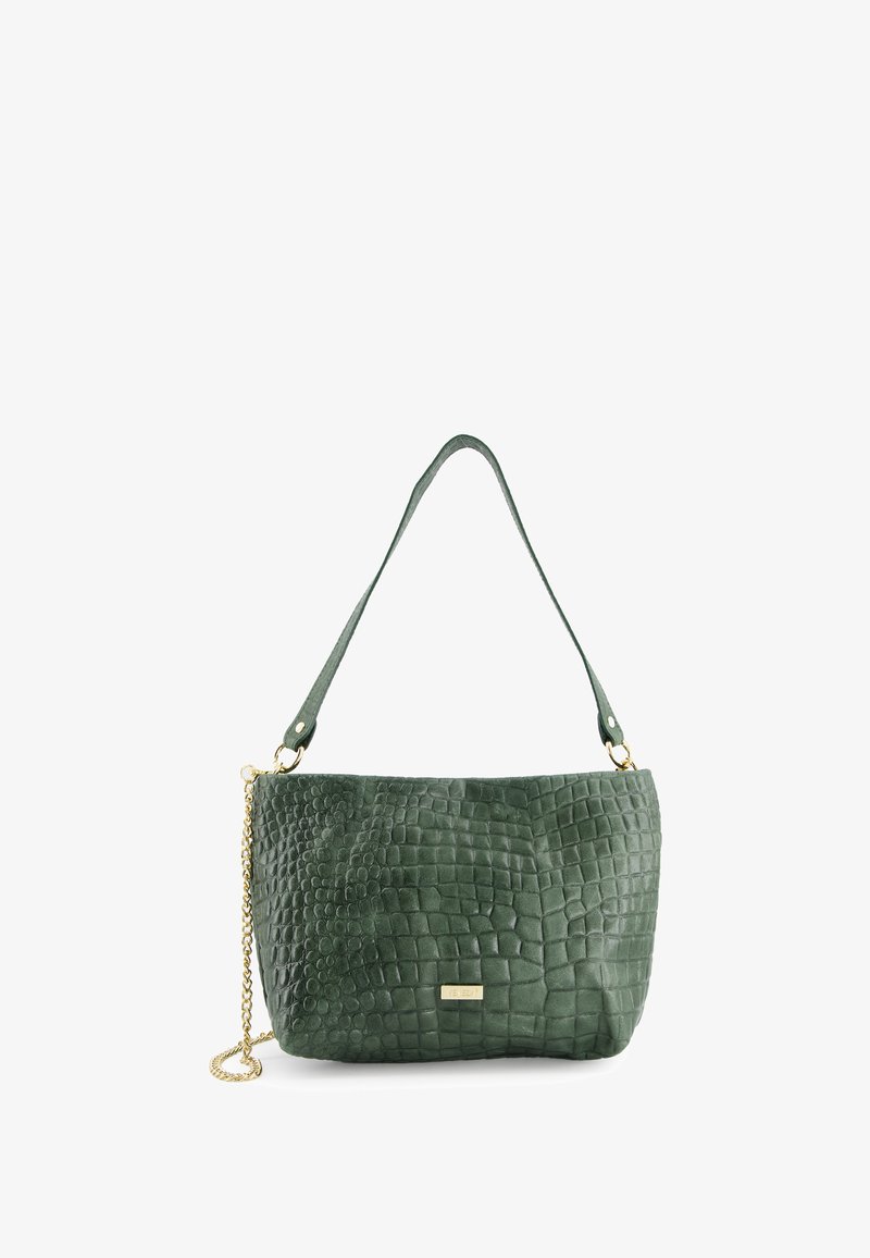 Sac à main en cuir vert avec un motif crocodile texturé, doté d'une bandoulière en chaîne dorée et d'une seule anse en cuir.