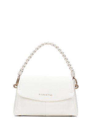 Hvid læderhåndtaske med flettet øverste håndtag og hardware i guldfarve, klaplukning og "Hispanitas"-logo foran.