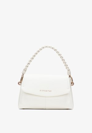 Witte leren handtas met gevlochten bovenhandvat en hardware in goudkleur, flapsluiting, en "Hispanitas" logo aan de voorkant.