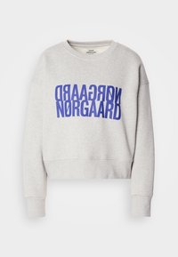 Sweat-shirt gris clair avec texte bleu en miroir et normal "NØRGAARD" sur la poitrine, manches longues et col rond. Aucune personne visible.