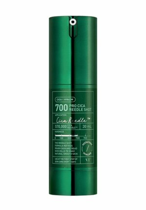 Grüne zylindrische Pumpflasche mit der Aufschrift „700 Pro Cica Reedle Shot“ Hautpflege-Serum, 30 ml, entwickelt zur Verfeinerung von rauer und toter Haut.