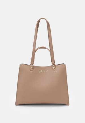 Beige lædertaske med en tekstureret overflade. Har to øverste håndtag og en gylden logoaccent foran. Glatte kanter og minimalistisk design.