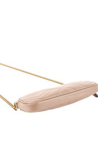 Sac bandoulière en cuir matelassé beige de forme rectangulaire fine avec une bandoulière chaîne dorée sur fond blanc.