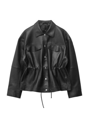 Sort læderjakke med krave, to forlommer, trykknapper og en indsnævret talje med snøre.