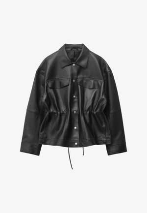 Zwarte leren jas met een kraag, twee voorzakken, drukknoopsluiting en een getailleerde taille met trekkoorddetail.